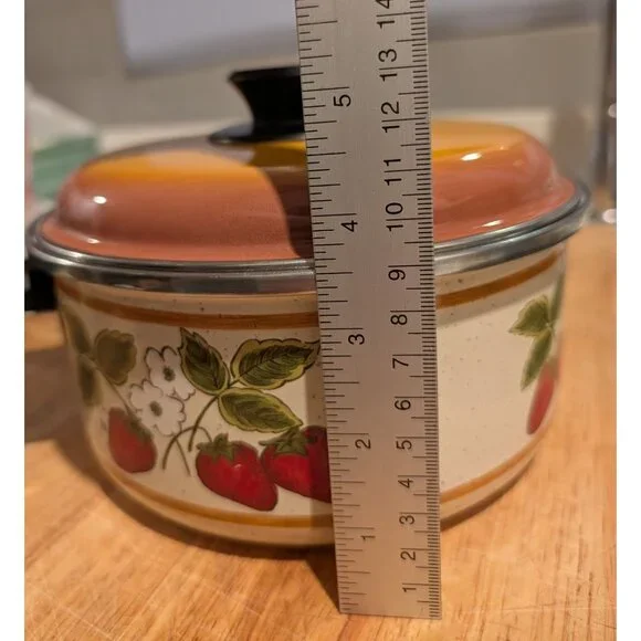 Vintage Strawberry Fields 2 Quart Enamel Cooking Pot with lid - Picture 7 of 16